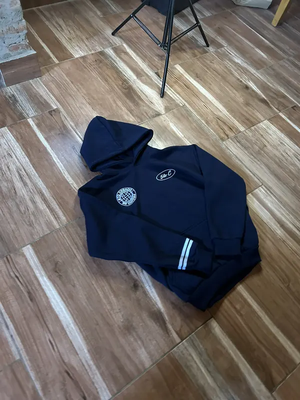 Buzo azul marino con parches bordados