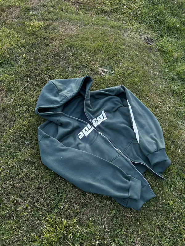 Campera verde con cierre y estampa
