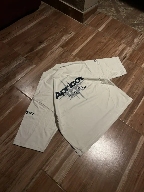 Remera beige con estampa negra