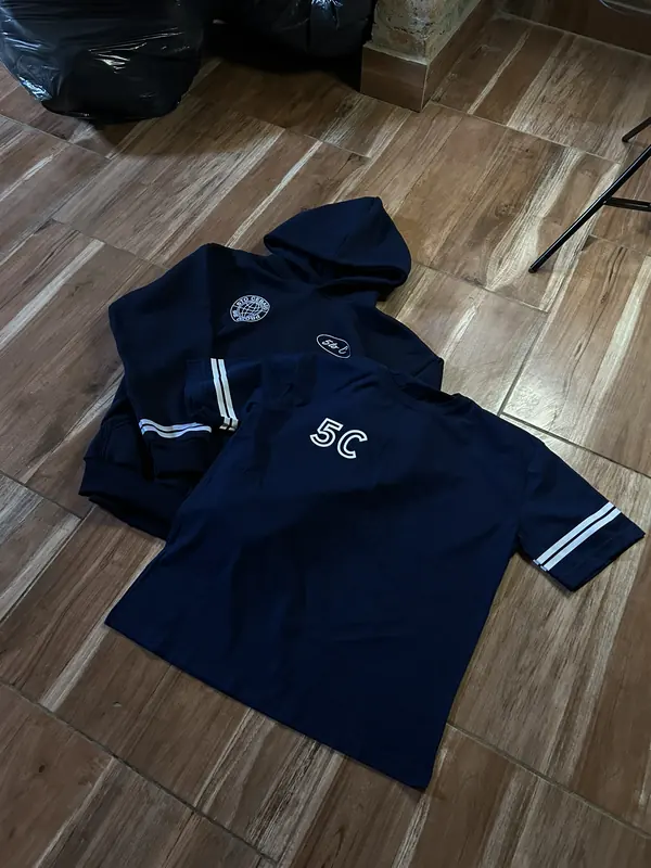 Buzo y remera azul marino de una promo, con número