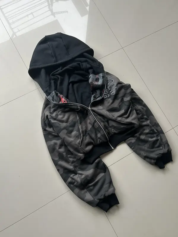 Campera camuflada con cierre