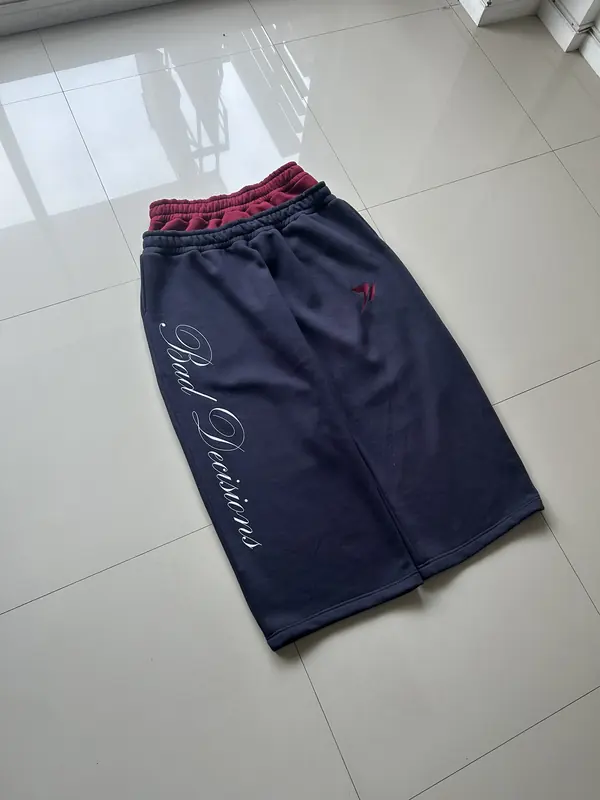 Pantalón azul marino con letras estampadas
