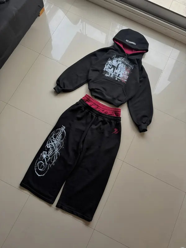 Conjunto negro de buzo y pantalón estampados